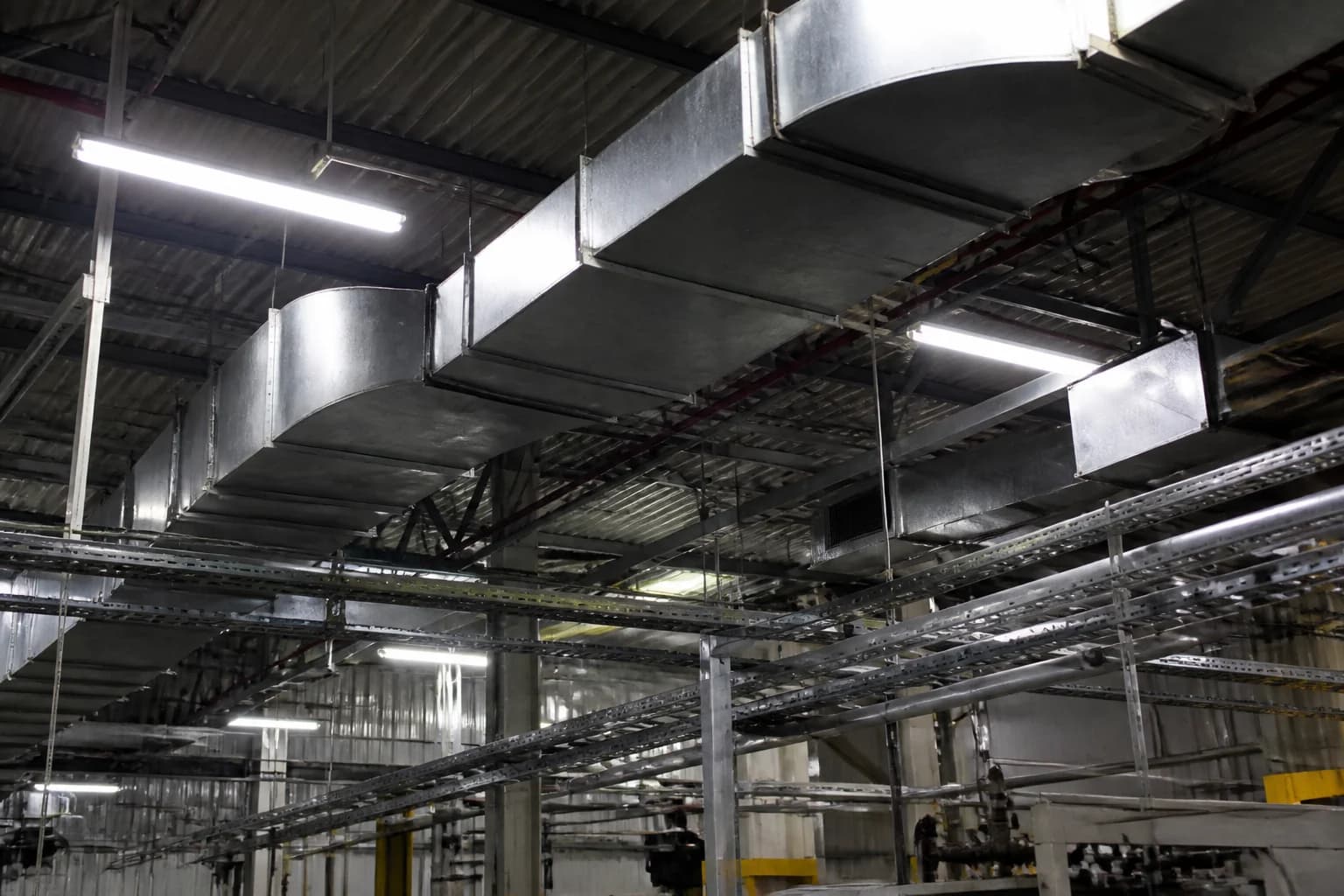 Fabrika tavanındaki endüstriyel havalandırma kanal hatları